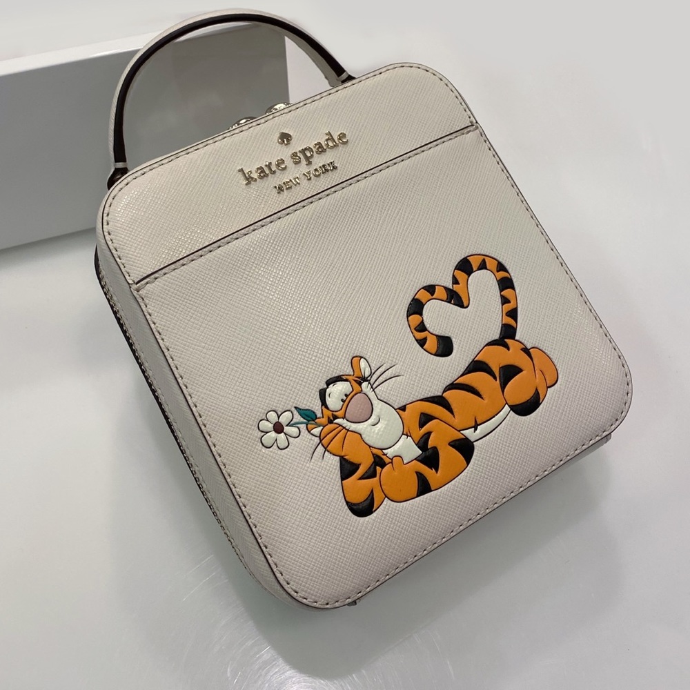 ♠️Kate Spade X Disney Tigger Vanity Daisy Crossbody Bag Parchment NWT - Picture 3 of 12